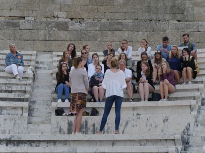 Präsentation von Studenten auf der Akropolis von Rhodos