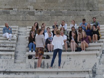 Pr&auml;sentation von Studenten auf der Akropolis von Rhodos